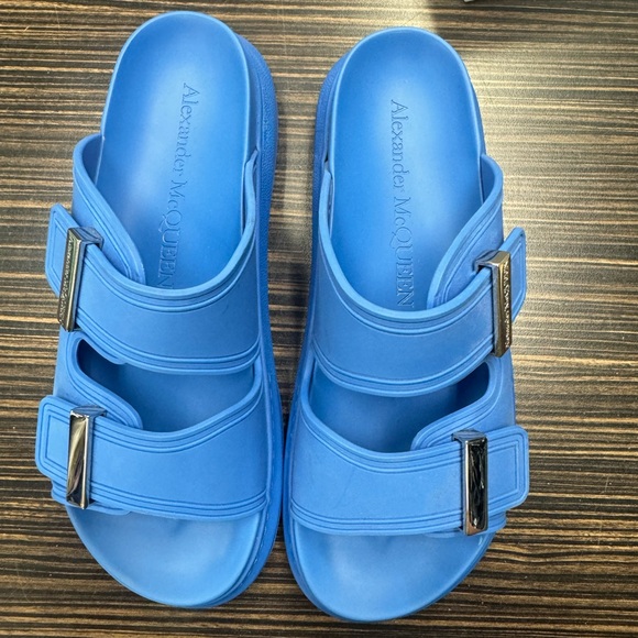 Alexander McQueen sandals size 38.5/8
barely worn comes with box and dust bags - Picture 1 of 6